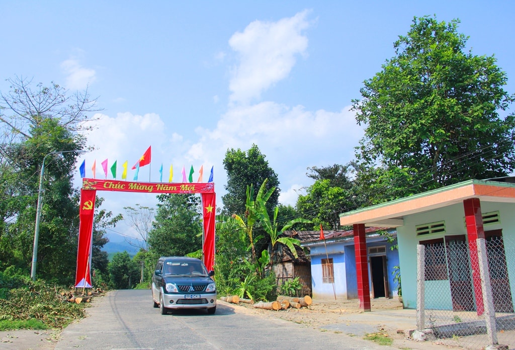 Huyện Đông Giang phấn đấu đến năm 2025 có 100% thôn có đường bê tông nông thôn. Trong ảnh: Đường Quốc lộ 14G đi qua địa bàn xã Sông Kôn. Ảnh: A.N