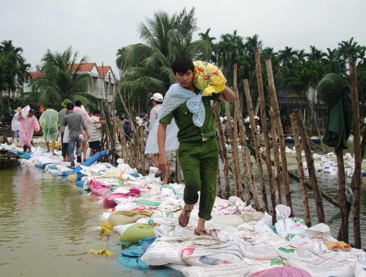 Gần cuối tháng 12.2016, mưa lũ liên tục xuất hiện khiến tuyến đường độc đạo nối 2 thôn Hà Mỹ - Đông Bình (xã Duy Vinh) bị sạt lở nghiêm trọng.  