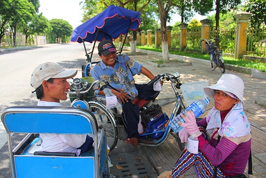 Phút nghỉ ngơi hiếm hoi của các cô chú hành nghề bán vé số tại ngã tư đường Nguyễn Chí Thanh - Trần Hưng Đạo.