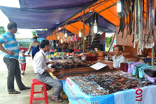 Ông Nguyễn Văn Toàn cho rằng tham gia phiên chợ hàng Việt để quảng bá sản phẩm là chính. Ảnh: QUANG VIỆT