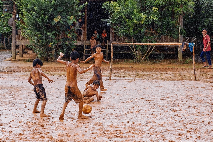 Từng bước chạy đầy say mê bên trái bóng tròn.