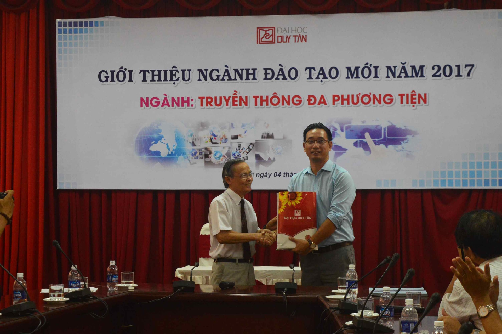Hiệu trường trường ĐH Duy Tân - Lê Công Cơ tặng quà lưu niệm cho giảng viên trường ĐH Quốc gia Hà Nội. Ảnh: Q.T