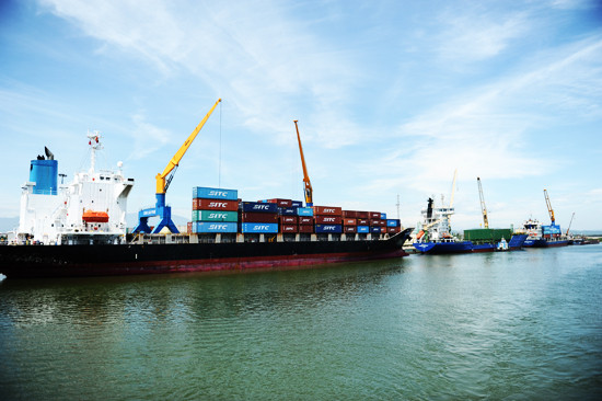 Nhờ bốc xếp- giải phóng hàng hóa nhanh chóng nên lượng hàng về cảng ngày càng nhiều. Ảnh: MINH HẢI