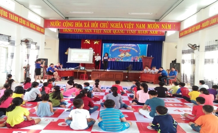 Các em học sinh hào hứng tham gia cuộc thi Rung chuông vàng xã Tam Dân mở rộng. Ảnh H.H