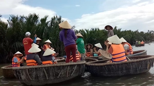 Nhảy múa mua vui cho khách. Ảnh: V.L