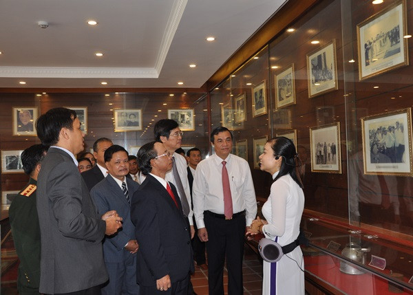 Các đồng chí lãnh đạo tỉnh và lãnh đạo tỉnh Sê Kông tham quan nhà trưng bày tại Khu lưu niệm. Ảnh: N.Đ
