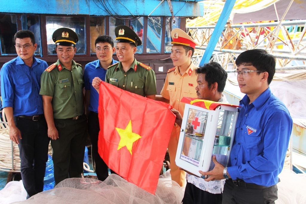Trong chương trình, đoàn tình nguyện đã trao tặng 47 tủ thuốc và cờ Tổ quốc cho ngư dân. Ảnh: V.A