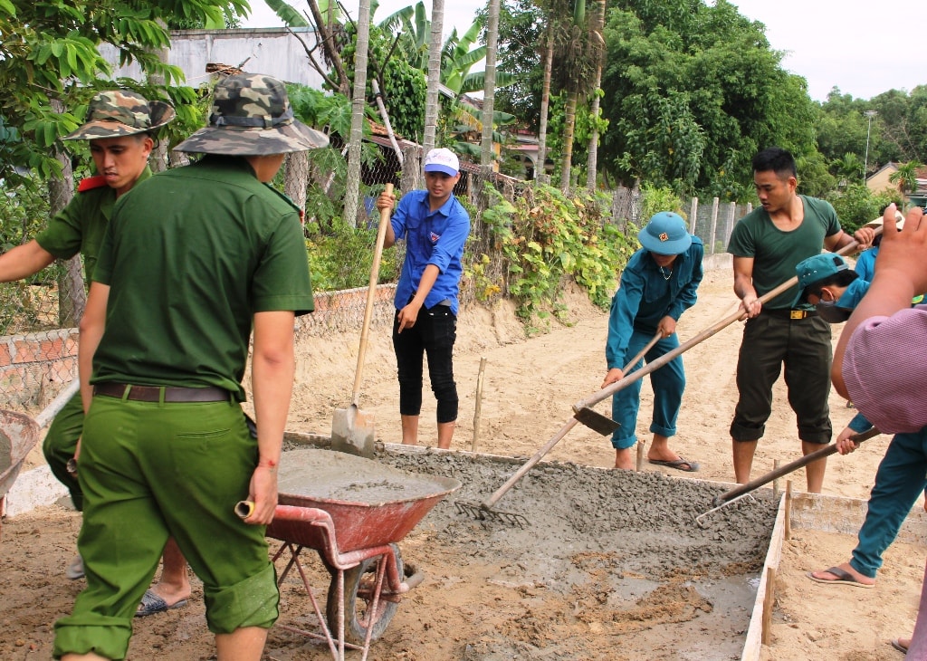 Đường bê tông khi hoàn thiện sẽ có chiều dài gần 200m, rộng 3,5m và độ dày khoảng 20cm.. Ảnh: V.A