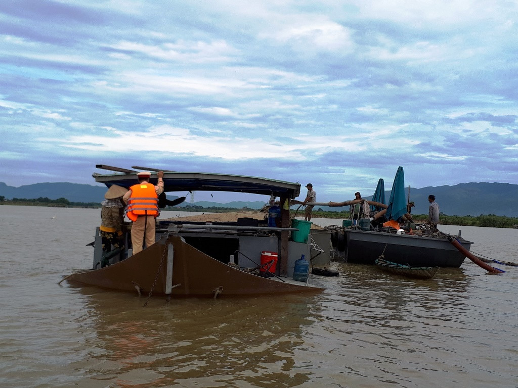 Lực lượng Cảnh sát đường thủy kiểm tra một tàu cát chở quá tải trên sông Thu Bồn. Ảnh: CA cung cấp