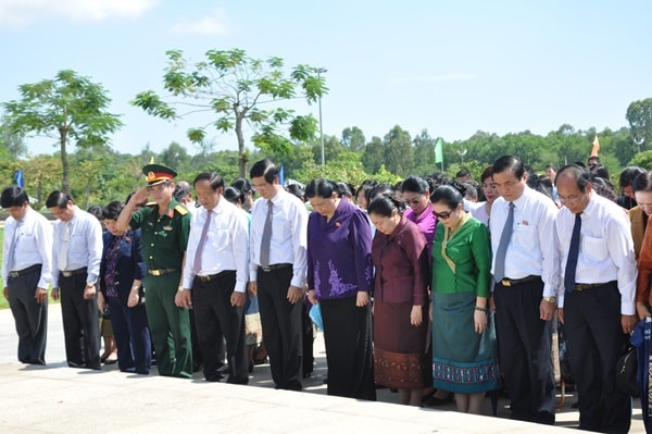 Ảnh: Các đại biểu dành một phút mặc niệm tưởng nhớ công lao to lớn của các Mẹ VNAH. Ảnh: N.Đ