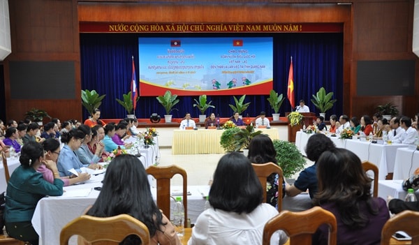 Ảnh: Đoàn nữ ĐBQH hai nước Việt Nam - Lào làm việc với lãnh đạo tỉnh sáng nay 8.8. Ảnh: N.Đ