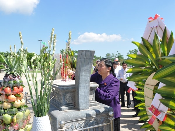 Phó Chủ tịch Thường trực Quốc hội Việt Nam Tòng Thị Phóng dâng hương tưởng nhớ các Mẹ VNAH. Ảnh: N.Đ