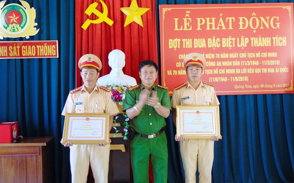 Trao bằng khen cho các cá nhân, tập thể của phòng CSGT có thành tích xuất sắc trong công tác. 