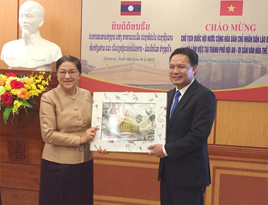 Chủ tịch Quốc hội Lào Pa-Ny Da-tho-tu (trái) tặng quà lưu niệm cho lãnh đạo tỉnh Quảng Nam. Ảnh: LAN NGUYỄN