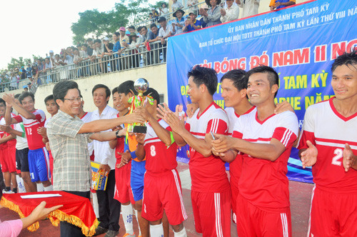 Phó Bí thư Thành ủy Tam Kỳ Trần Nam Hưng trao cúp vô địch cho đội xã Tam Thăng.Ảnh: T.Vy