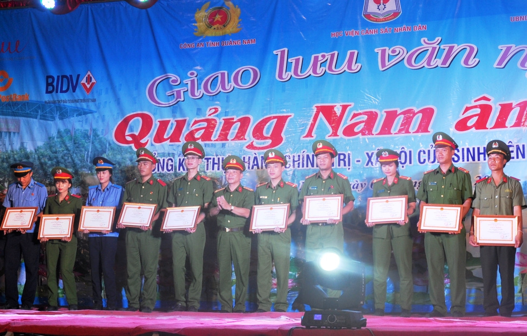 Đại tá Nguyễn Đức Dũng tặng giấy khen cho đại diện các học viên có thành tích xuất sắc tham gia thực hành chính trị, xã hội tại Quảng Nam