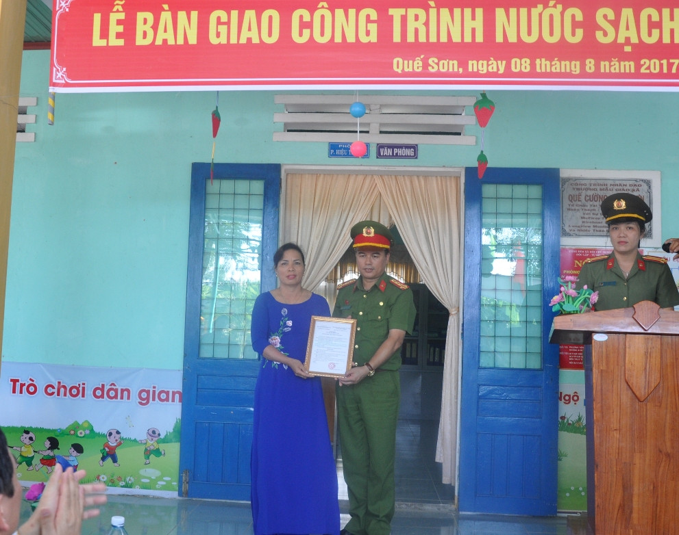 Lãnh đạo Học viện CSND bàn giao công trình nước sạch cho trường mẫu giáo Thạch Khê, huyện Quế Sơn.