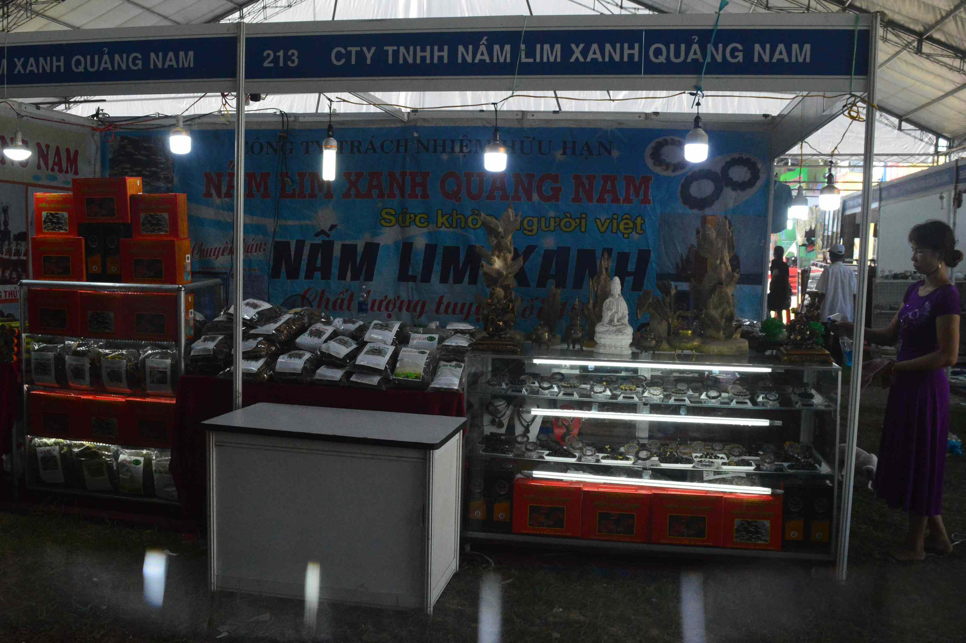 Công ty TNHH Nấm lim xanh Quảng Nam tham dự hội chợ. Ảnh: Q.T