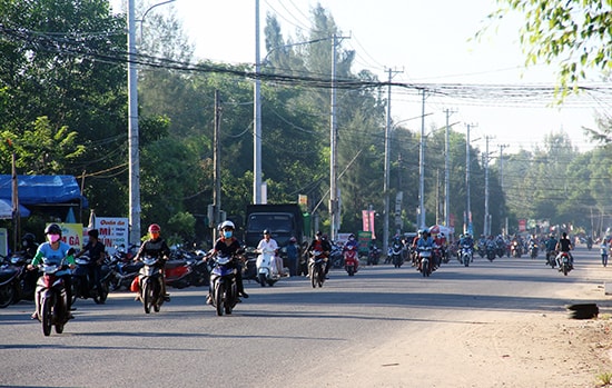 Hàng nghìn công nhân đến làm việc tại khu công nghiệp mỗi ngày.Ảnh: THỌ CÔNG