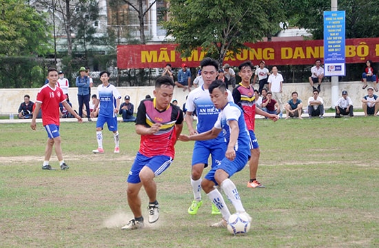 Các địa phương đang tổ chức giải bóng đá để tuyển chọn lực lượng chuẩn bị tham gia giải Đại hội TDTT tỉnh. Ảnh: AN NHI