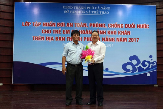 Đại diện Sở VHTT Đà Nẵng tặng hoa cảm ơn đến ông Đoàn Hải Đăng - Giám đốc Chi nhánh Vietravel Đà Nẵng  
