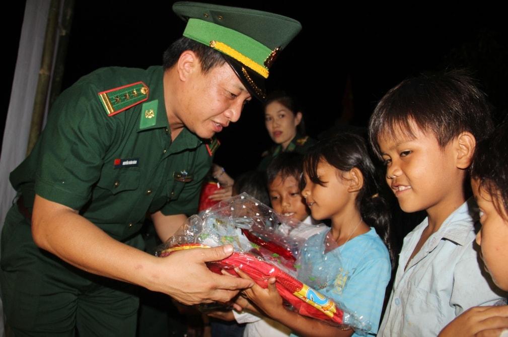 Thượng tá Nguyễn Xuân Bách - Chính ủy Bộ đội Biên phòng tỉnh trao quà cho các em học sinh có hoàn cảnh khó khăn xã La Êê trong đem giao lưu văn nghệ.