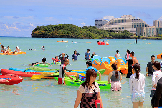 Du khách đông đúc tại bờ biển Guam. Ảnh: Getty Images