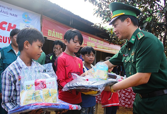 Thượng tá Nguyễn Xuân Bách - Chính ủy BĐBP tỉnh tặng quà học sinh miền núi. 