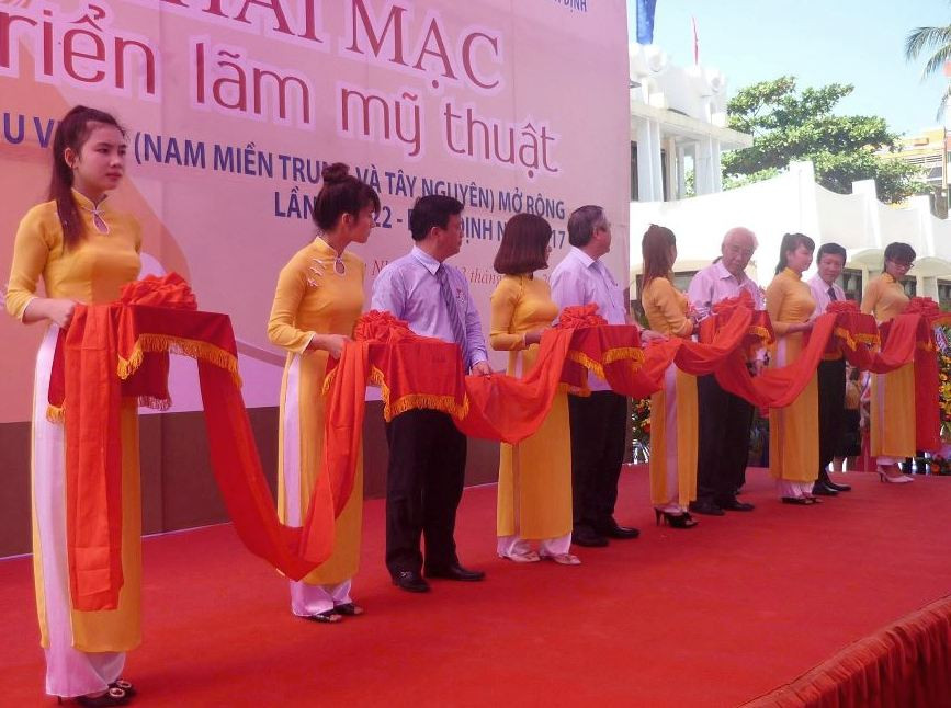 Cắt băng khai mạc triển lãm. Ảnh: HIỂN TRÍ