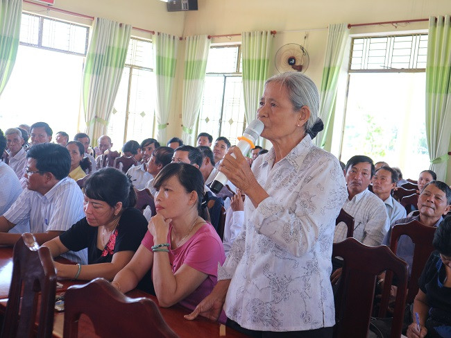 Cử tri xã Duy Thành, huyện Duy Xuyên bày tỏ kiến nghị với đại biểu HĐND tỉnh