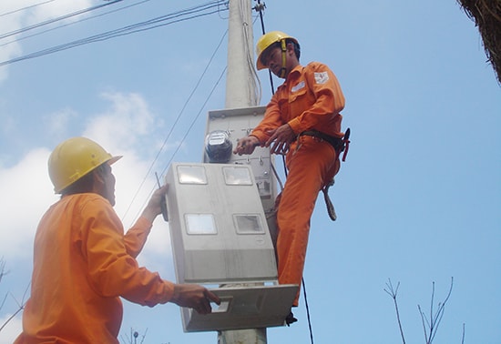 Điện lực Thăng Bình triển khai lắp đặt công tơ điện tử đo xa cho khách hàng. Ảnh: T.LỘ