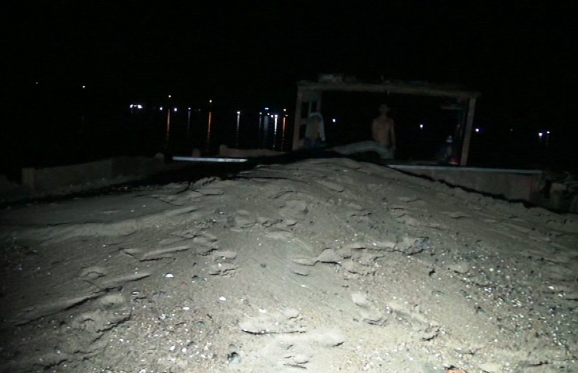Chỉ trong 3 tiếng đồng hồ, ghe cát hàng chục mét khối đã được hút đầy