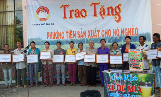 Ủy ban MTTQ Việt Nam TP.Tam Kỳ trao tặng phương tiện sản xuất cho hộ nghèo.