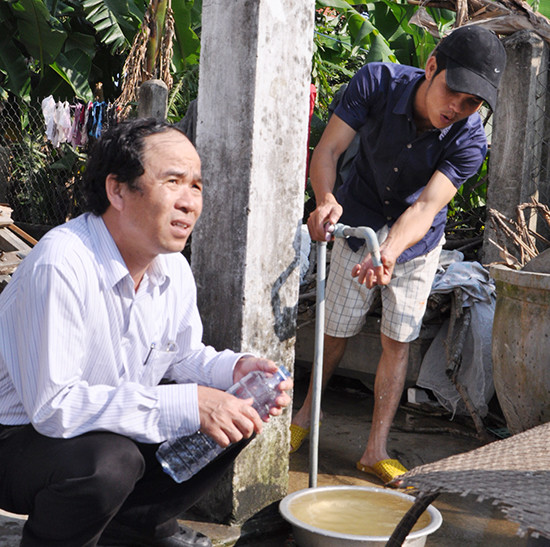  Nhiều năm nay, nguồn nước ngầm ven sông Trường Giang qua các xã Tam Xuân, Tam Hòa (Núi Thành) bị nhiễm mặn. Ảnh: T.HỮU