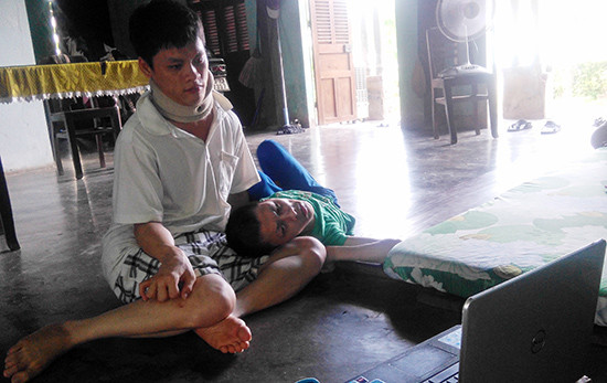 Trương Hùng Anh với kỳ nghỉ hè bên em trai cũng bị nhiễm CĐDC. 