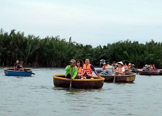 Hoạt động du lịch tham quan rừng dừa đã trở nên văn minh hơn