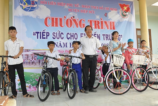 Hội LHPN huyện Hiệp Đức tổ chức chương trình “Tiếp sức cho em đến trường” trước thềm năm học mới 2017 - 2018. Ảnh: HÀN GIANG