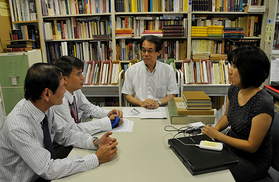  GS-TS. Kikuchi Seichi (giữa) trao đổi với đoàn làm phim “Biển đảo Việt Nam - Nguồn cội tự bao đời” về quan hệ thương mại Nhật - Việt vào các thế kỷ XVII – XVIII tại Đại học Nữ Showa.