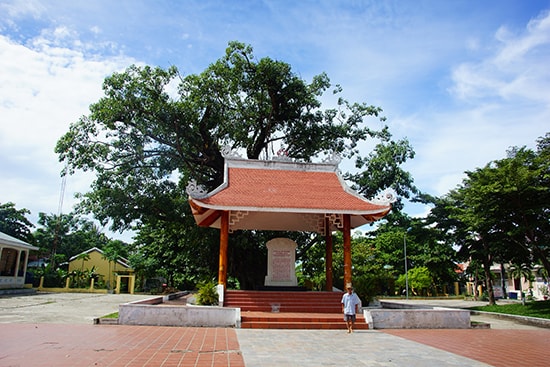 Bia chứng tích tại phường An Mỹ, nơi cách đây 70 năm đã diễn ra cuộc đấu tranh cướp chính quyền của nhân dân Tam Kỳ. Ảnh: PHƯƠNG THẢO