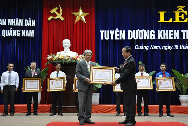 Thừa ủy quyền của Chủ tịch nước, Chủ tịch UBND tỉnh Đinh Văn Thu trao tặng Huân chương hạng Ba cho các tập thể, cá nhân. Ảnh. N.Đ