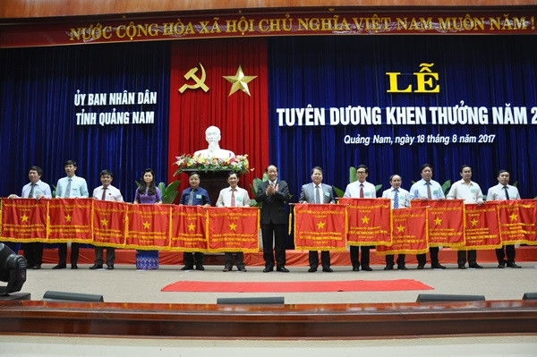 Ảnh: Thừa ủy quyền của Thủ tướng Chính phủ, Chủ tịch UBND tỉnh Đinh Văn Thu trao tặng Cờ thi đua xuất sắc cho các tập thể. Ảnh: N.Đ