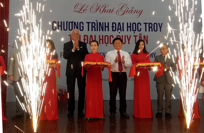 Phó Bí thư Thường trực Thành uỷ Đà Nẵng Võ Công Trí cắt băng khai giảng Chương Đại học Troy tại Đại học Duy Tân