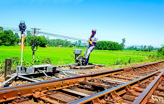 Ông Lê Quốc Khánh thực hiện thao tác quay ghi chuyển đường tàu. Ông gắn bó với nghề này đã gần 36 năm.