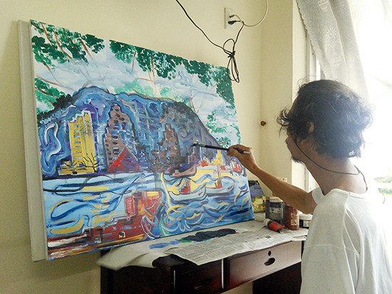 Khoảnh khắc lao động nghệ thuật của họa sĩ Nguyễn Thượng Hỷ. Ảnh: B.ANH