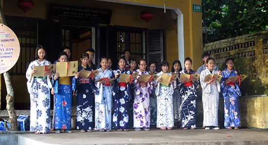 Các em học sinh Hội An của Lớp dạy tiếng Nhật trình diễn một ca khúc tiếng Nhật trong trang phục truyền thống của xứ sở Hoa anh đào. Ảnh: LÊ QUÂN