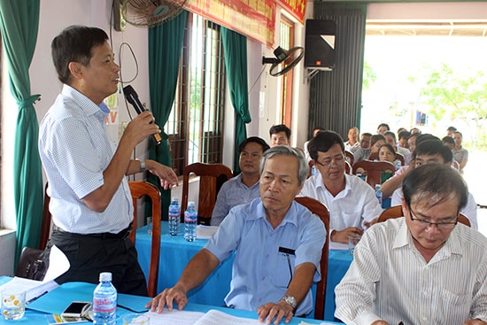 Cán bộ ngành chức năng đối thoại về chính sách xuất khẩu lao động ngành ngư nghiệp với lao động các địa phương ven biển. Ảnh: D.L