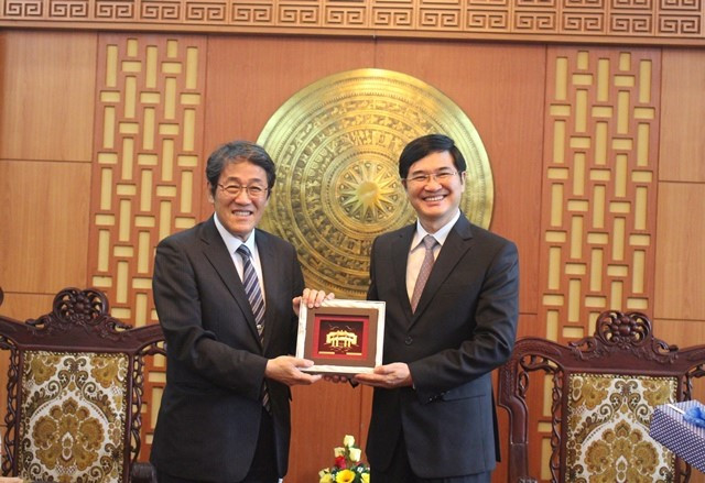 Mr. Kunio Umeda (left) and Mr. Nguyen Ngoc Quang