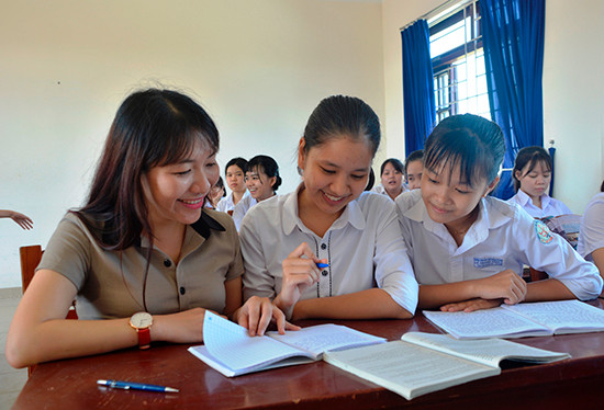 Hạ Vy (giữa) và Thảo Vy cùng cô giáo chủ nhiệm trong một tiết bồi dưỡng học sinh giỏi Văn. Ảnh: XUÂN THỌ