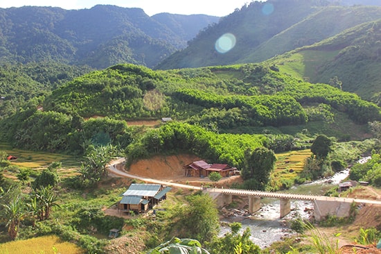 Con đường mới được mở, góp thêm diện mạo cho vùng cao La Êê. 