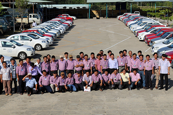 Đội ngũ giáo viên và đội xe Trung tâm Đào tạo nghề giao thông vận tải Quảng Nam. Ảnh: THU CÚC